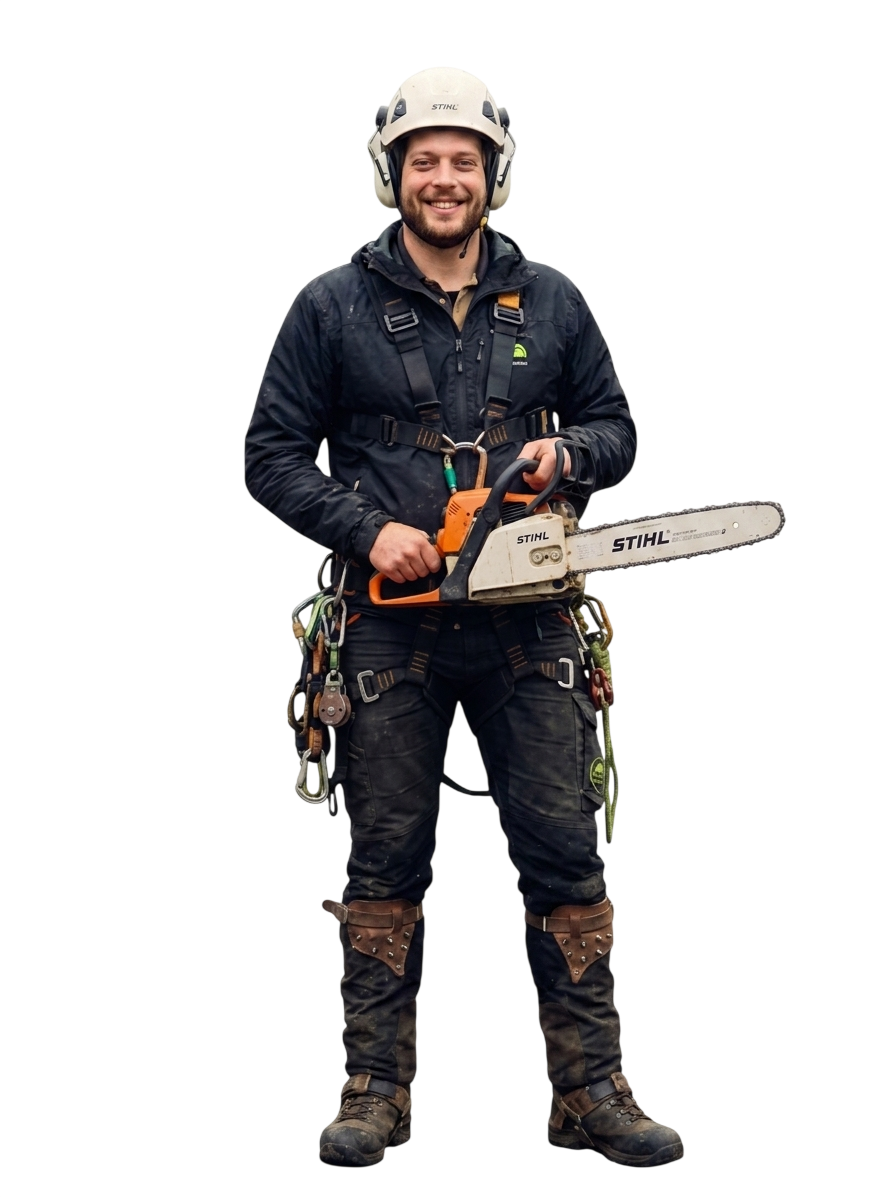 photo plain-pied expert elagueur grimpeur souriant à marseille avec tronçonneuse dans les mains